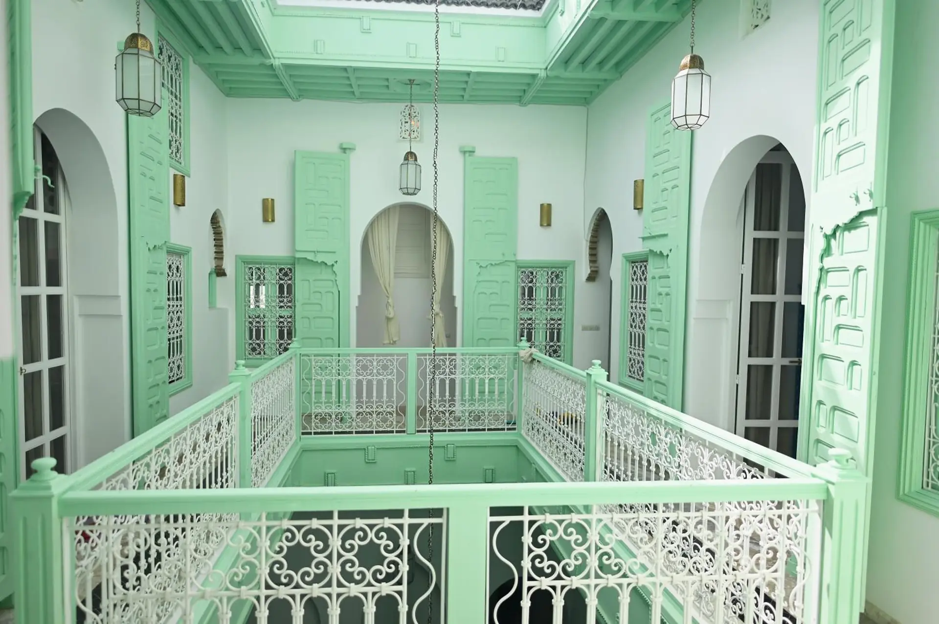 La balustrade verte au-dessus du patio