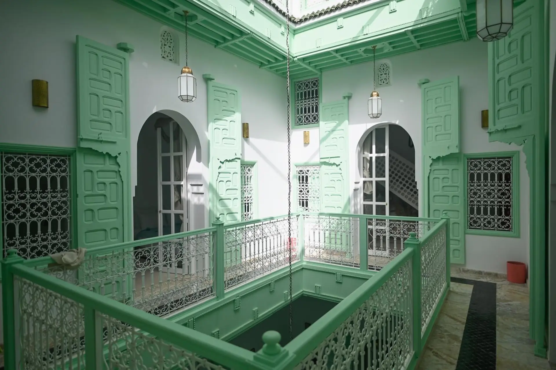 Les galeries et les portes vert d'eau