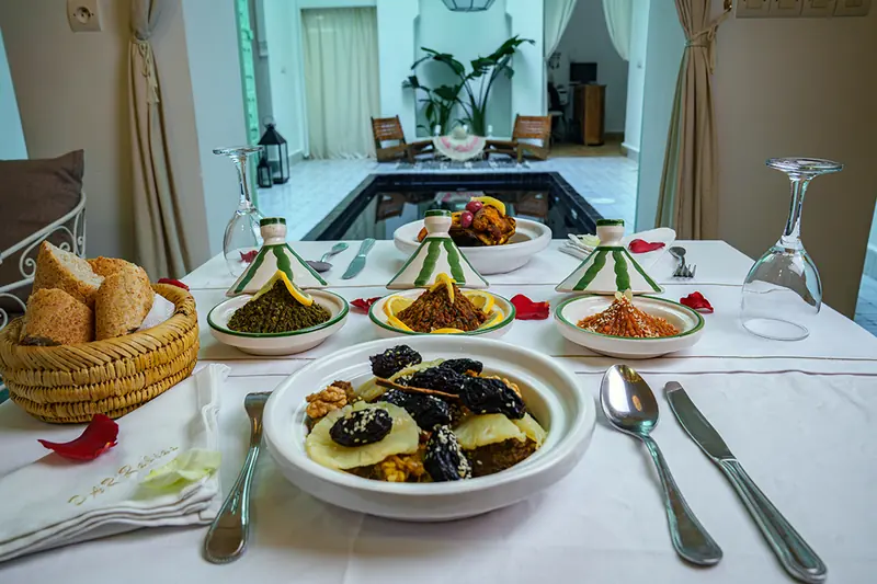 Le tajine servi à table