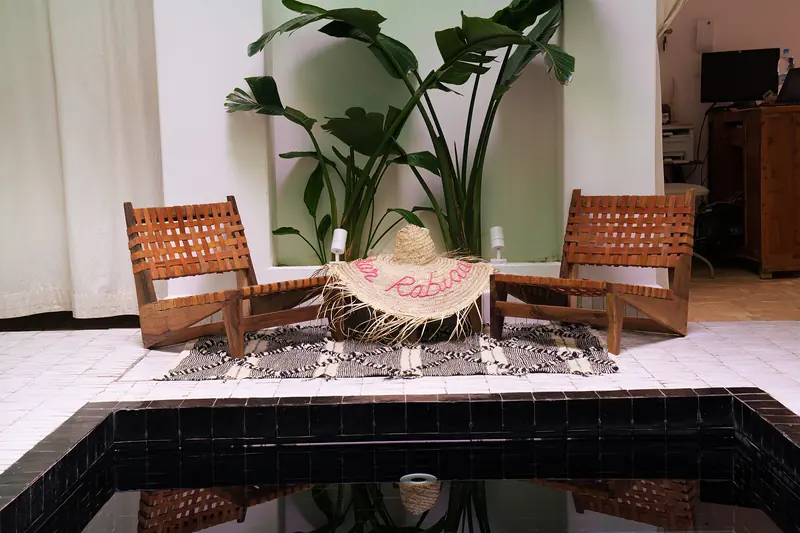 Le coin salon au bord du bassin