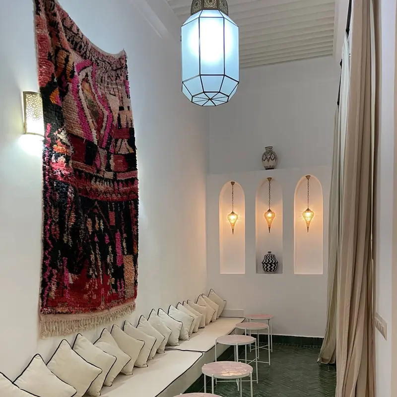 Le salon, sa tenture et sa lanterne