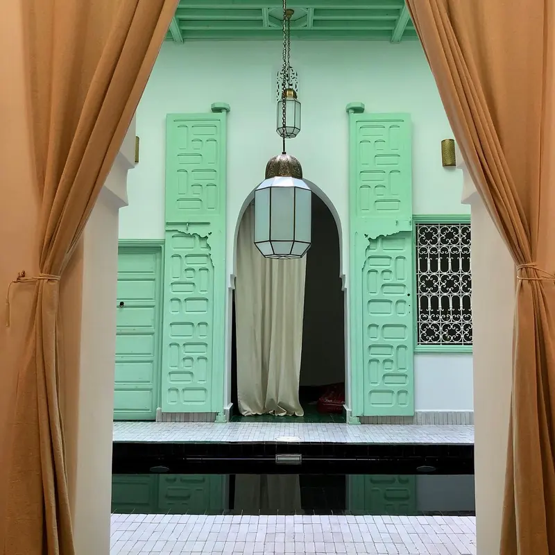 Le patio entre deux rideaux
