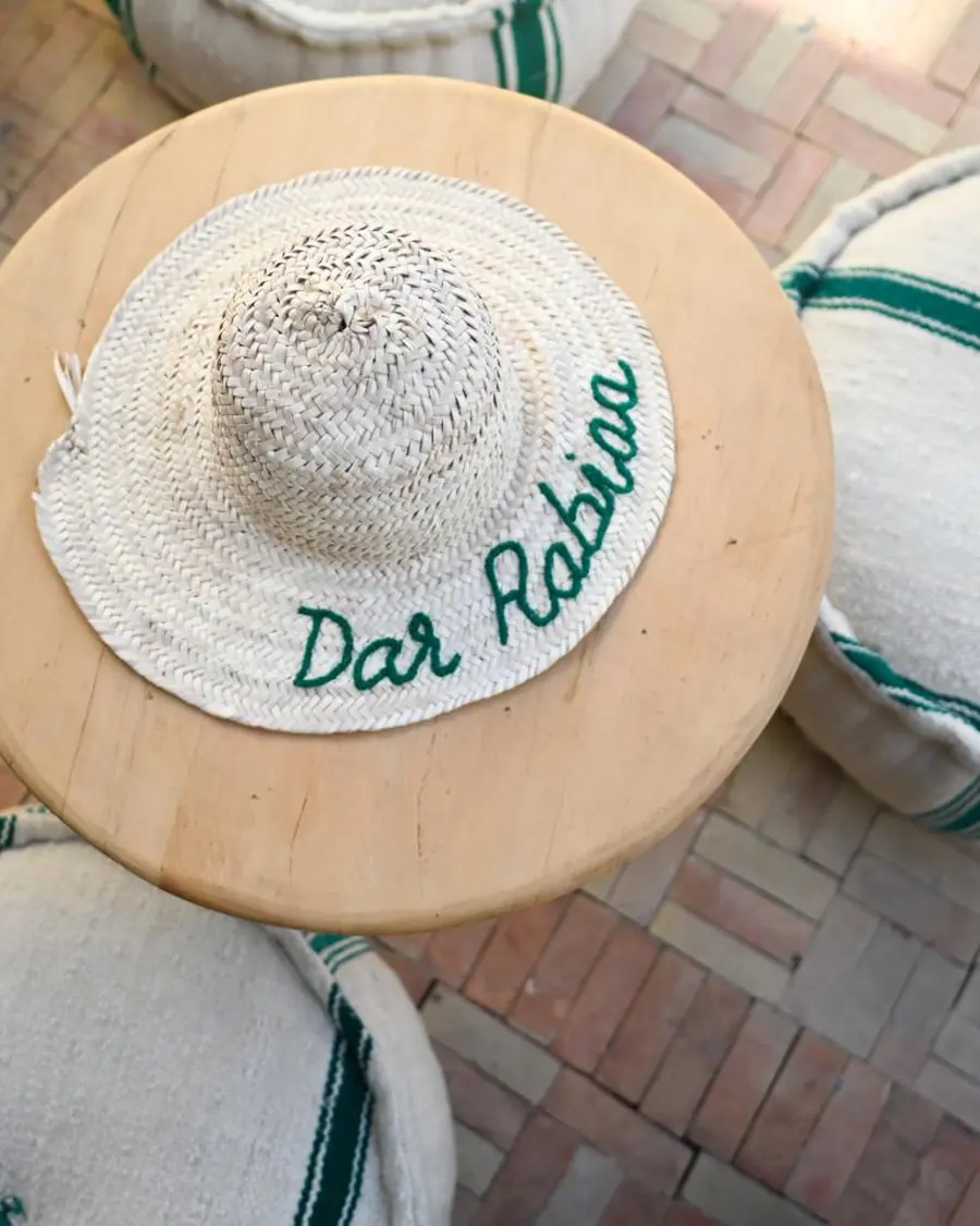 Un chapeau de paille brodé « Dar Rabiaa »