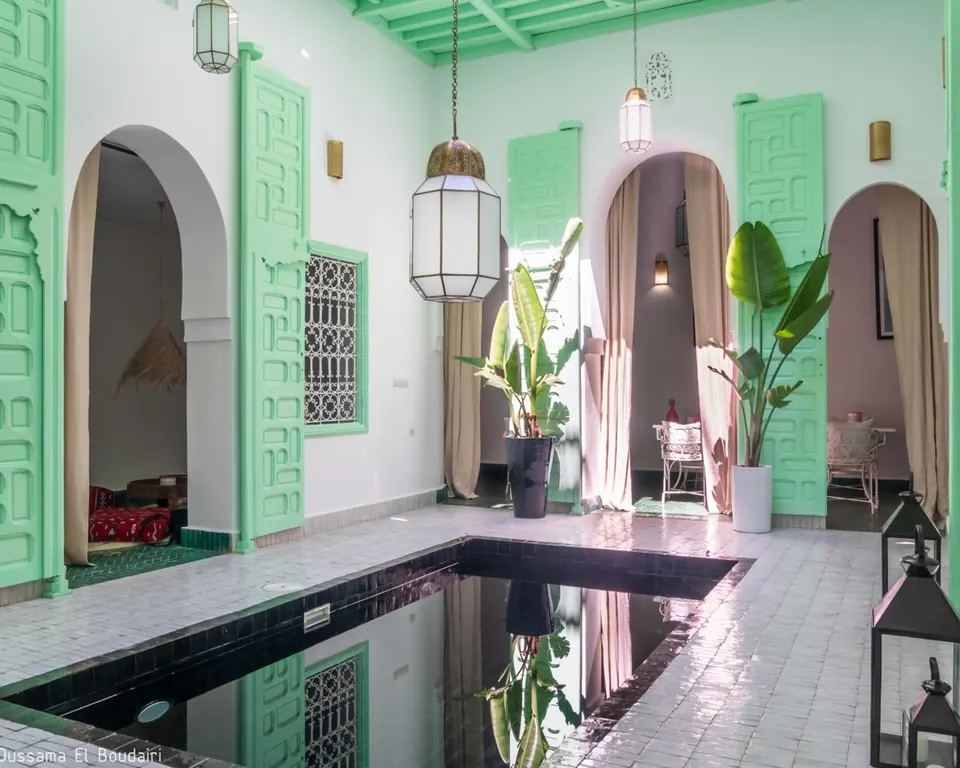 Le bassin du patio, ses arcs et ses portes vertes