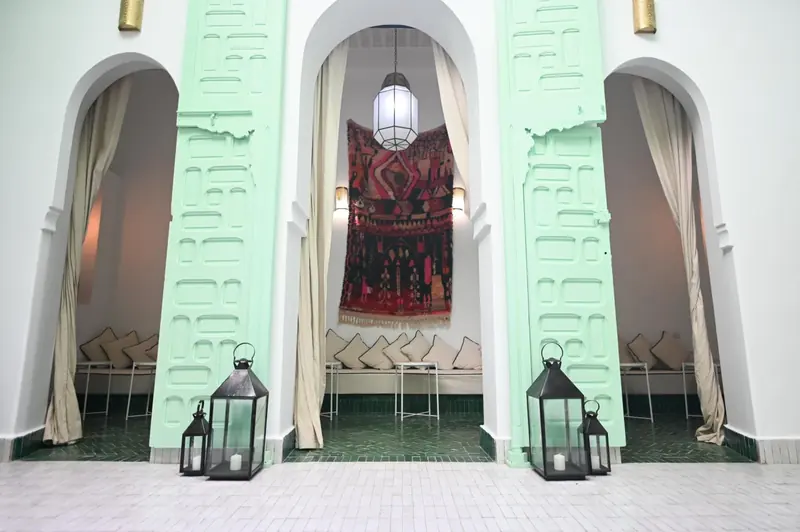 Un arc du patio, tapis au mur