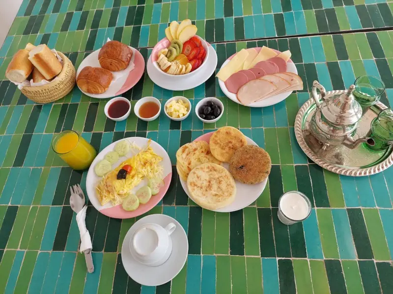 Le petit-déjeuner sur la table de zellige