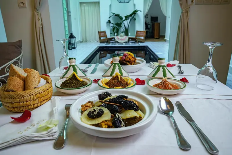 Le dîner dressé dans le patio