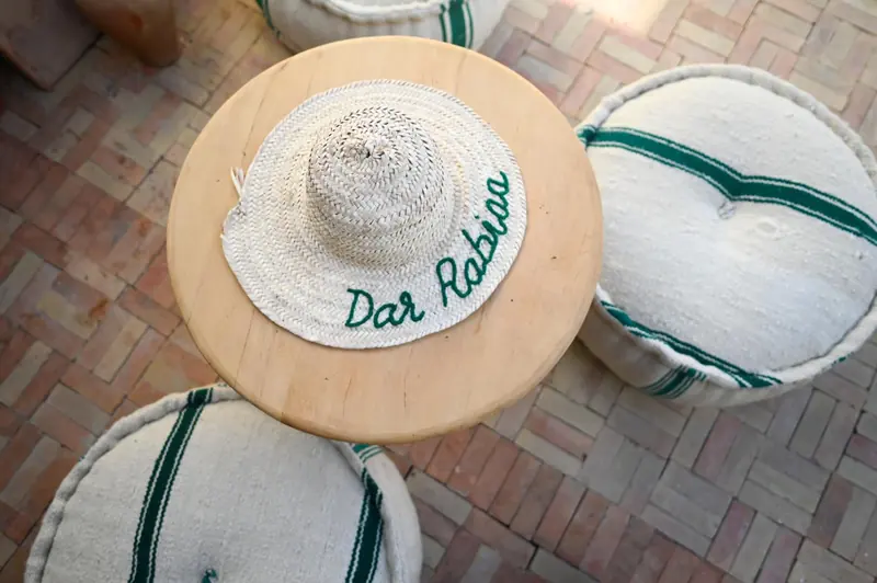 Le chapeau brodé