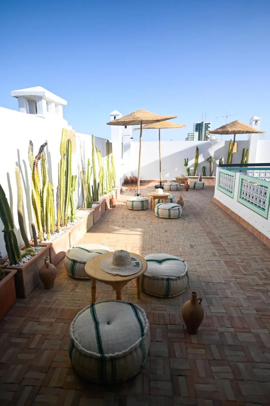 Les poufs sous les parasols