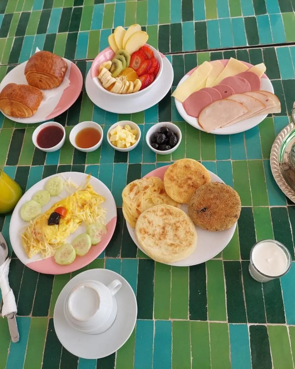Le petit-déjeuner servi sur une table de zellige